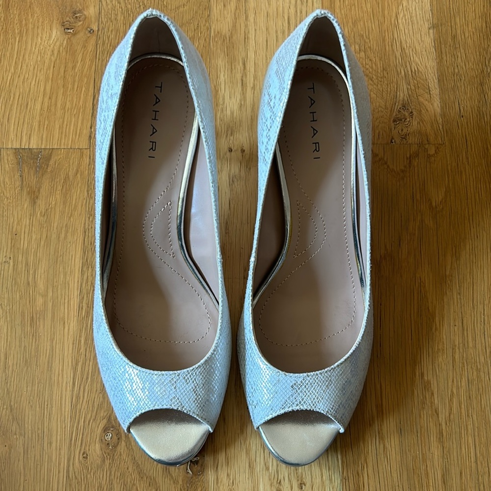 Tahari silver and white snakeskin print peekaboo toe 2.5” heel. Size 7.5